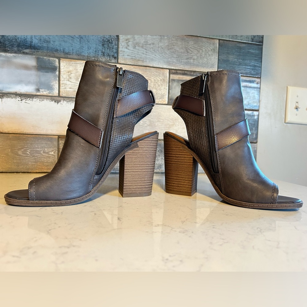 DV by Dolce Vita Teisha Buckle Stacked Block Heel Ankle Bootie Sandals - Picture 8 of 14
